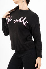 modella indossando Maglione girocollo “No vabbè” in misto lana ricamato colore