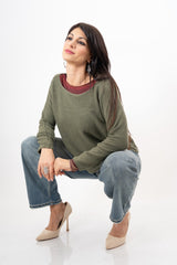 modella indossando Maglia over collo a barchetta con orlo stondato in viscosa colore