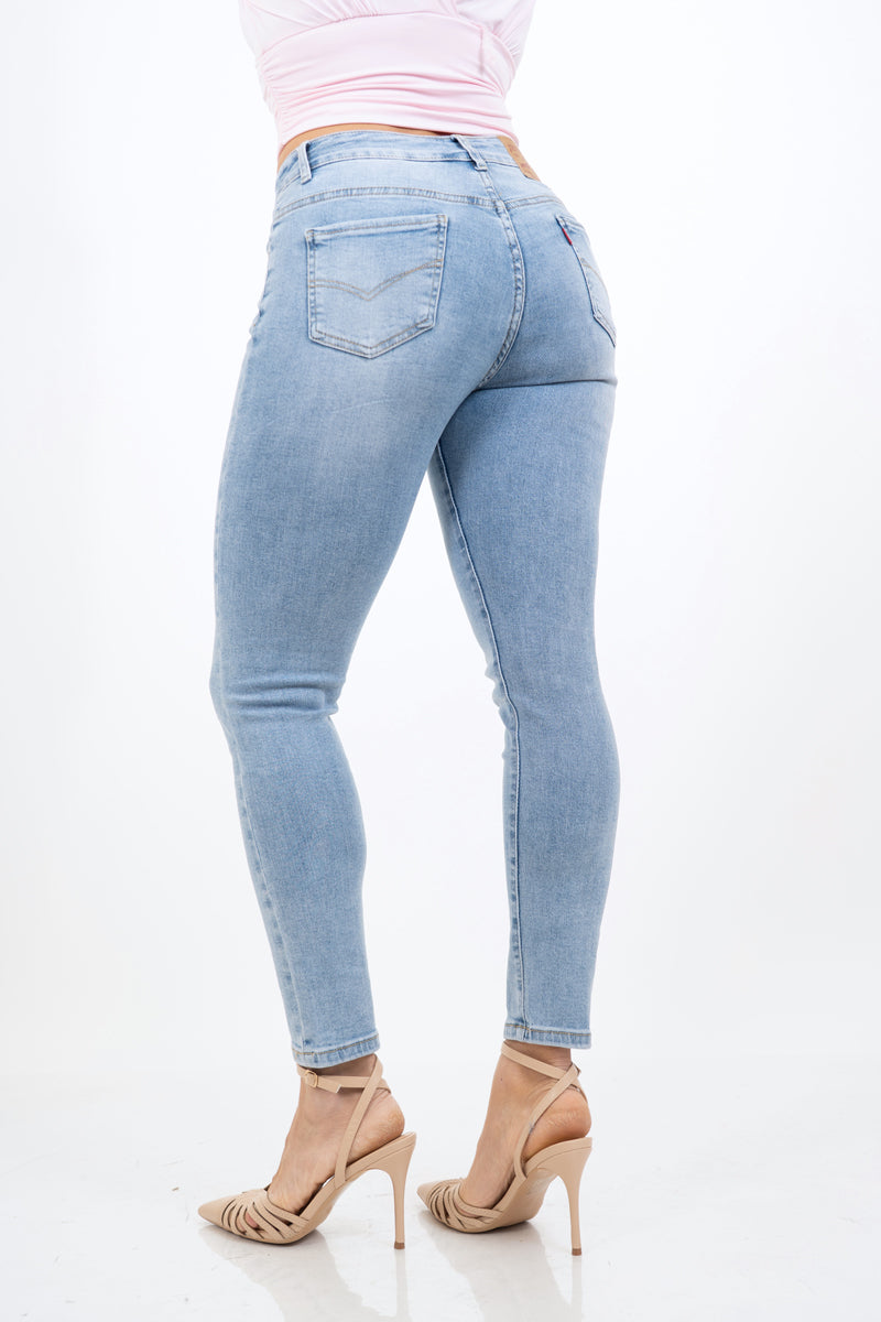 modella indossando Jeans skinny elasticizzato lavaggio chiaro a vita regolare colore Denim Chiaro