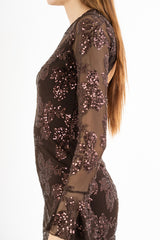 modella indossando Abito corto in microrete con paillettes e schiena scoperta colore