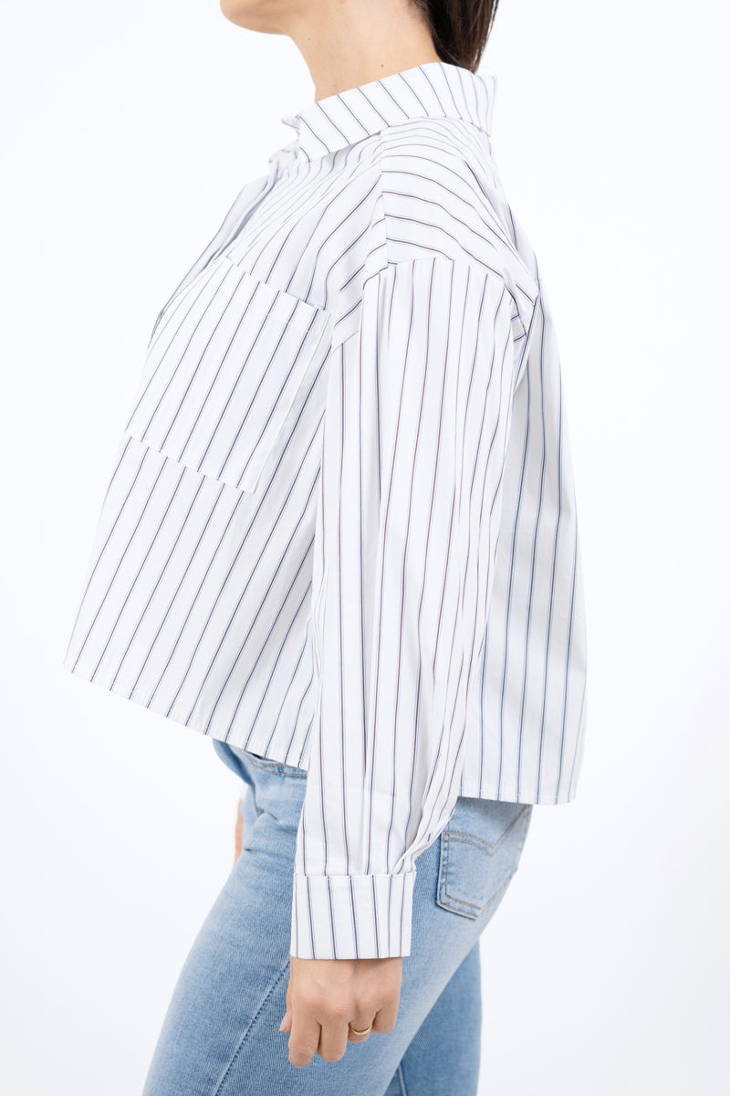 modella indossando Camicia rigata over in cotone con mostrina colore