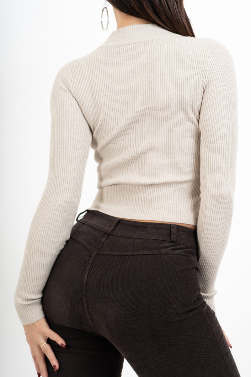 modella indossando Maglia a costine con scollo quadro e oblò con collare colore