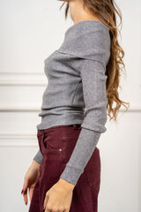 modella indossando Maglia Liora scollo Bardot colore