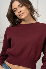 modella indossando Maglia Mirelle boxy in misto viscosa colore Borgogna Unica