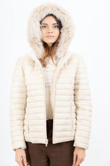 modella indossando Piumino beige double-face corto avvitato con cappuccio e pelliccia rimovibile colore