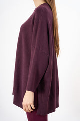 modella indossando Maglia lunga in misto viscosa con bottoni sul retro colore