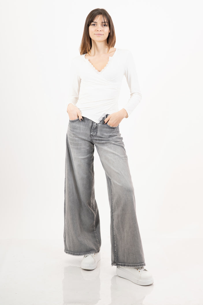 modella indossando Maglia incrociata in maglina con pizzo colore