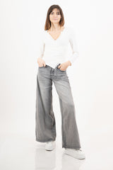 modella indossando Maglia incrociata in maglina con pizzo colore