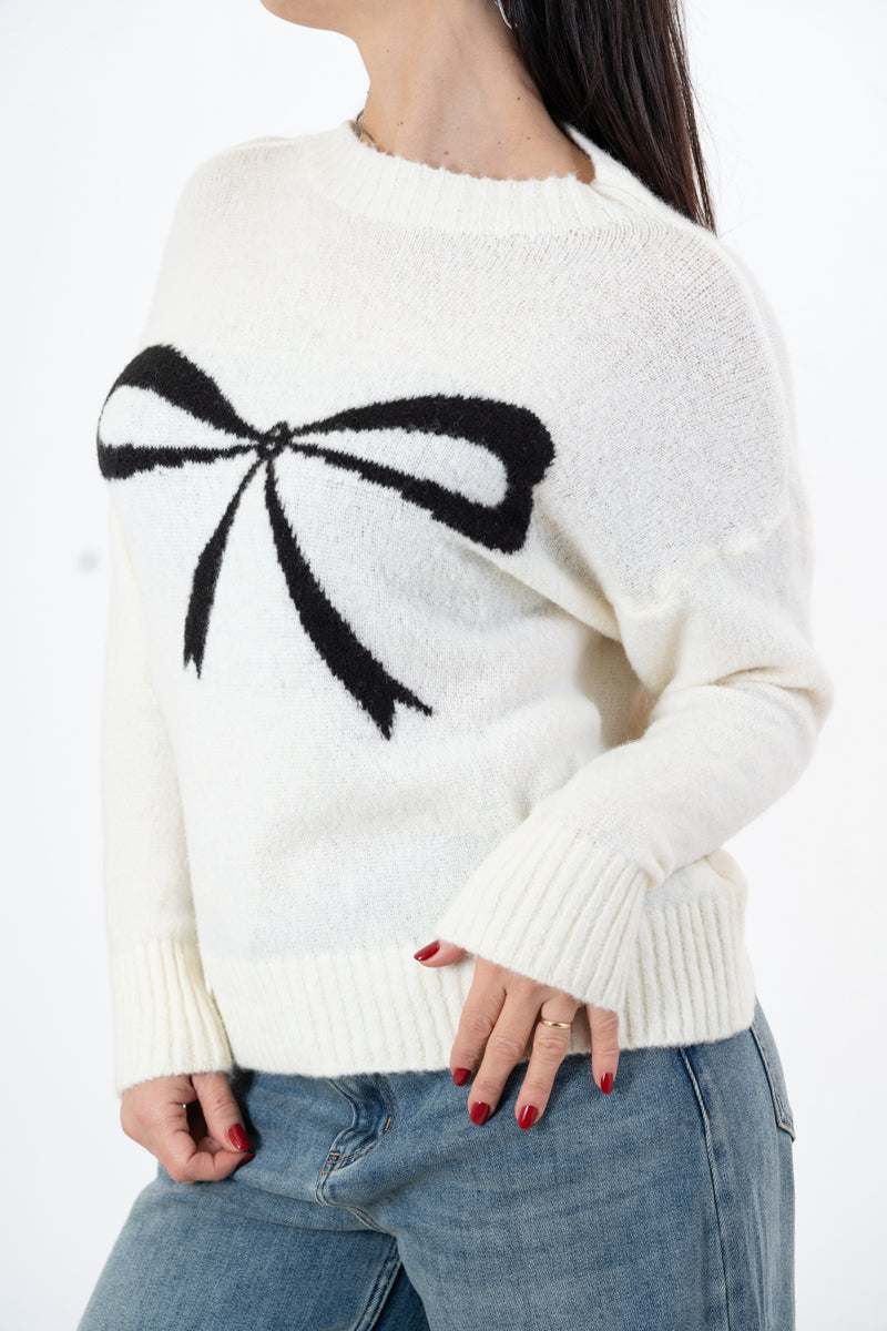 modella indossando Maglione morbido con motivo fiocco e vestibilità comoda colore