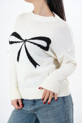 modella indossando Maglione morbido con motivo fiocco e vestibilità comoda colore