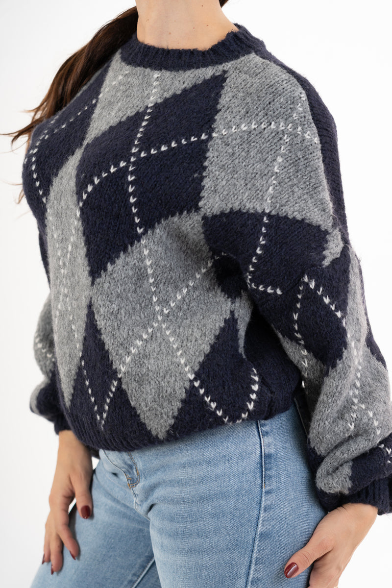 modella indossando Maglione fantasia SoftArgyle in misto lana colore