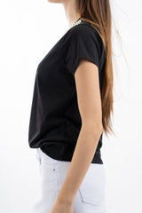 modella indossando T-shirt con colletto perle gioiello in cotone elasticizzato colore