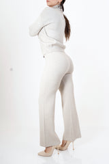 modella indossando Completo maglia e pantalone in filato misto viscosa colore