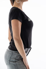 modella indossando T-shirt ricamata “Ho Sempre Ragione” con cuore colore