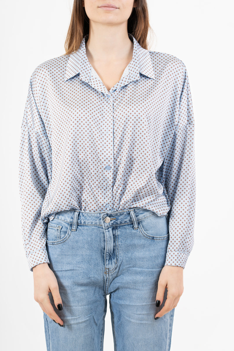 modella indossando Camicia in raso a pois con colletto classico e scollo a V colore Celeste Unica