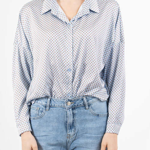 modella indossando Camicia in raso a pois con colletto classico e scollo a V colore Celeste Unica