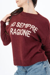 modella indossando Maglione girocollo con scritta “Ho sempre ragione” in misto lana Made in Italy colore Bordeaux-Beige Unica
