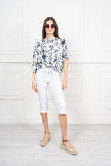 modella indossando Pantalone Capri elasticizzato con spacchetto colore
