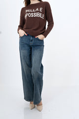 modella indossando Maglione girocollo con scritta “Bella e impossibile” in misto lana Made in Italy colore