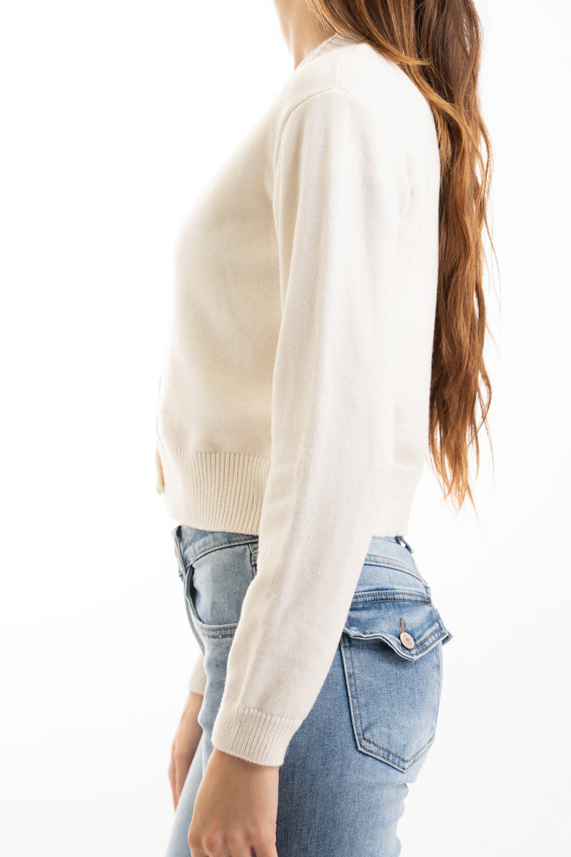 modella indossando Giacchino corto in filato primaverile con scollo a V e bottoni colore