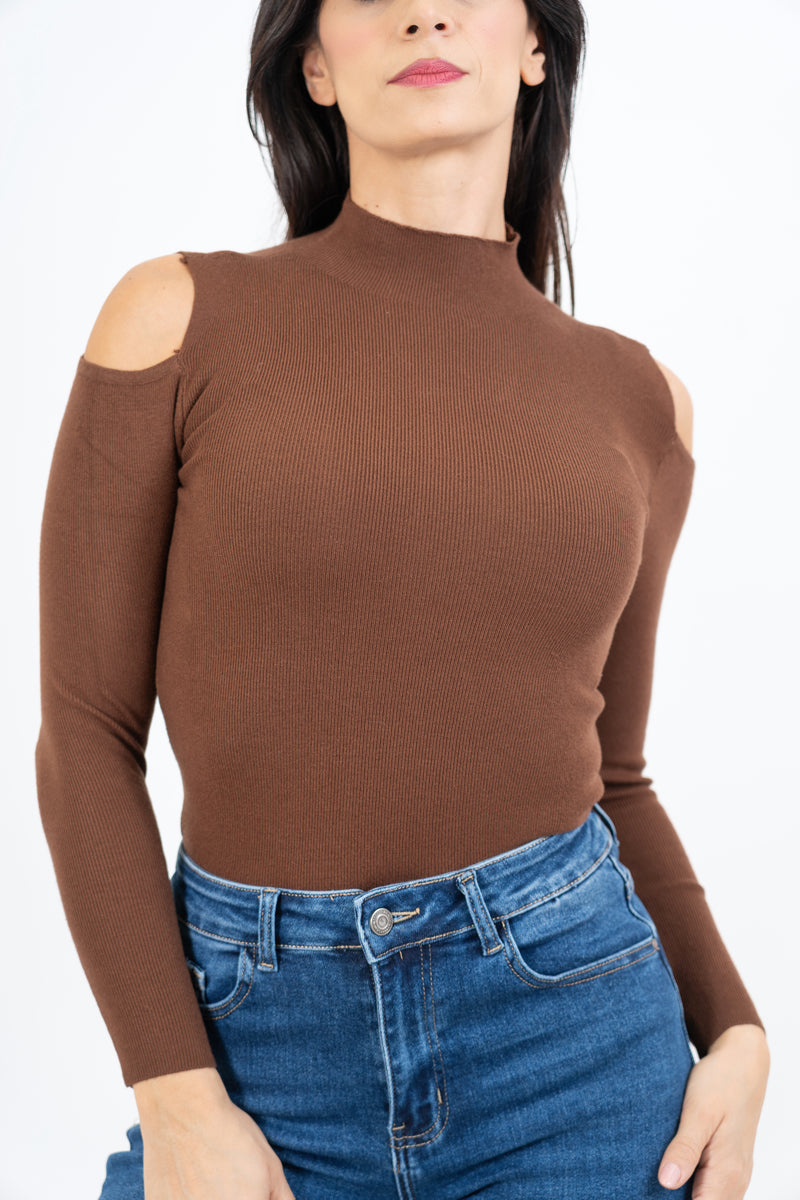 modella indossando Maglia collo vulcano con spalle scoperte in filato misto viscosa colore Marrone Unica