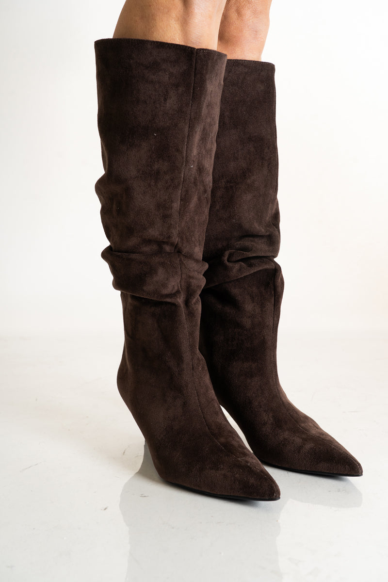 modella indossando Stivale morbido a punta con arricciature e tacco sottile marrone colore Marrone