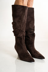 modella indossando Stivale morbido a punta con arricciature e tacco sottile marrone colore Marrone