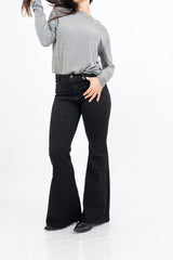 modella indossando Maglia over con scollo ampio in viscosa e cashmere con filo laminato colore