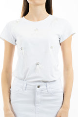 modella indossando T-shirt in cotone elasticizzato con applicazioni floreali e piume colore Bianco Unica