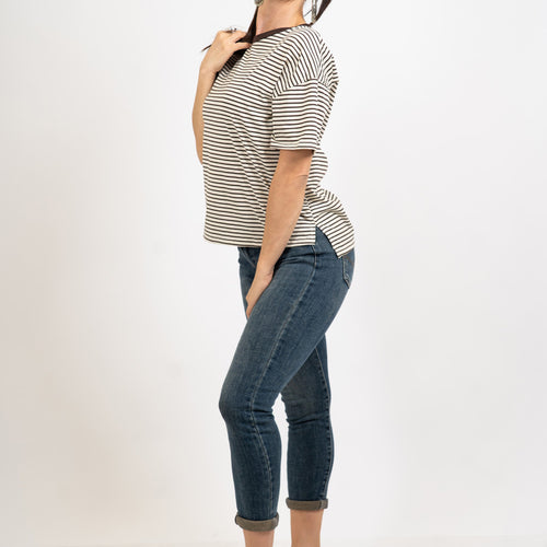 modella indossando T-shirt rigata over con spacchetti colore Marrone Unica