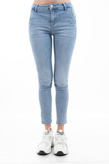 modella indossando Jeans slim fit in denim elasticizzato con tasche a filetto colore