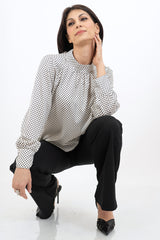 modella indossando Blusa in raso a pois con collo coreano e maniche arricciate colore