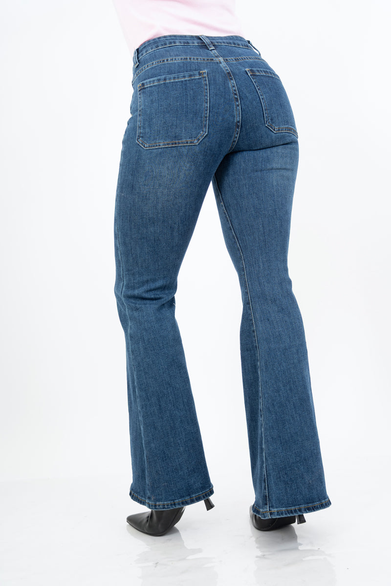 modella indossando Jeans svasato con tasche a toppa frontali in denim elasticizzato colore