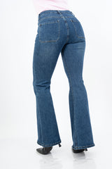 modella indossando Jeans svasato con tasche a toppa frontali in denim elasticizzato colore