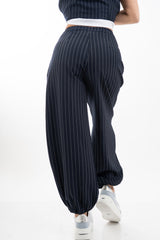 modella indossando Pantalone carrot gessato con pinces e fondo elasticizzato colore