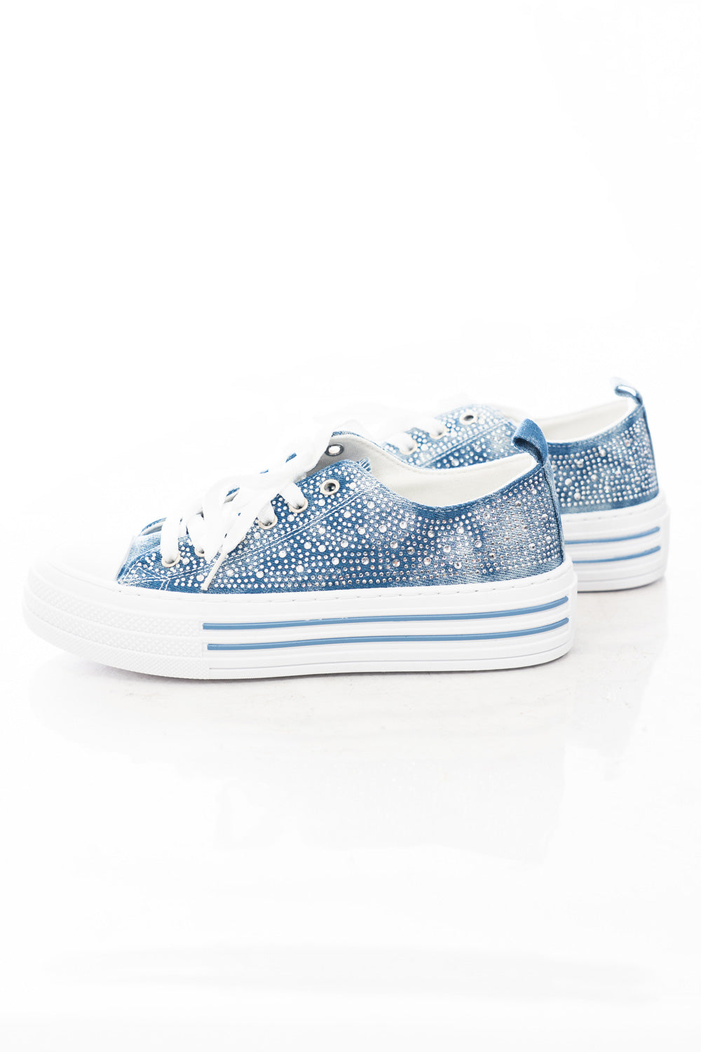 modella indossando Sneakers platform in tela denim con strass applicati colore