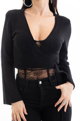 modella indossando Copri spalle scalda-cuore donna in filato misto modal colore Nero Unica