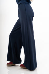 modella indossando Pantalone palazzo felpa con elastico colore