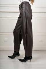 modella indossando Pantalone Belgrave barrel in ecopelle colore