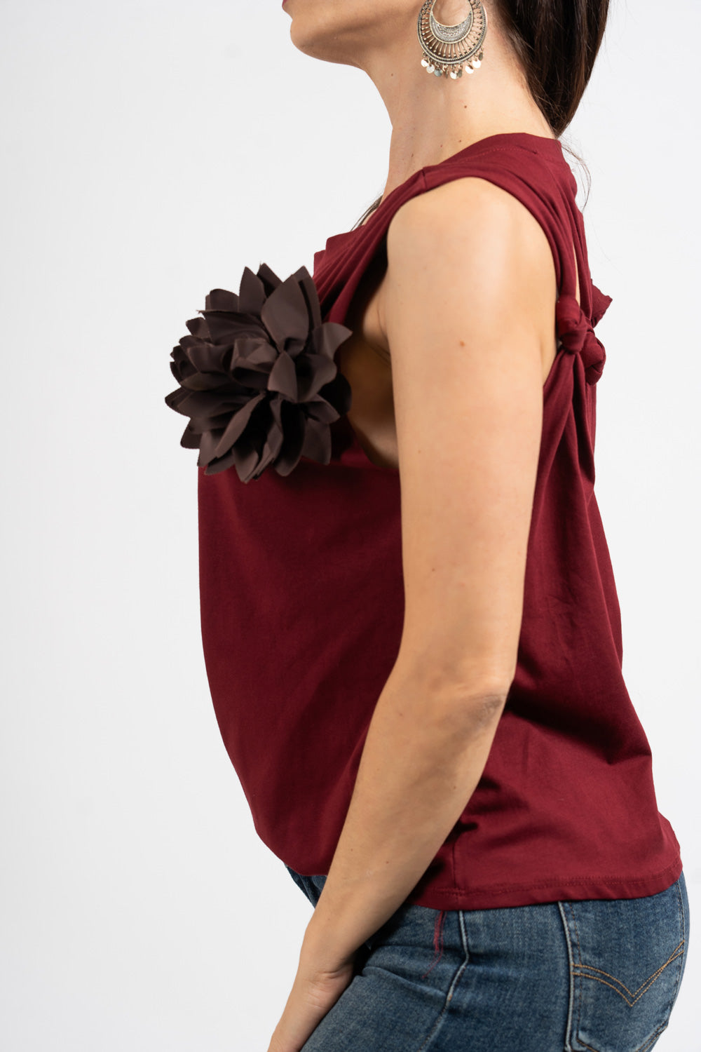 T-shirt smanicata con fiore applicato e schiena cut-out.