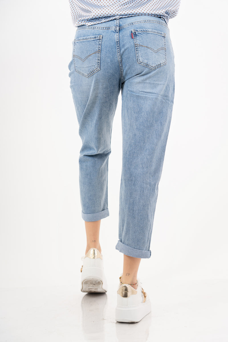 modella indossando Jeans mom fit vita alta in denim morbido con risvolto colore