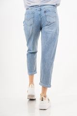 modella indossando Jeans mom fit vita alta in denim morbido con risvolto colore