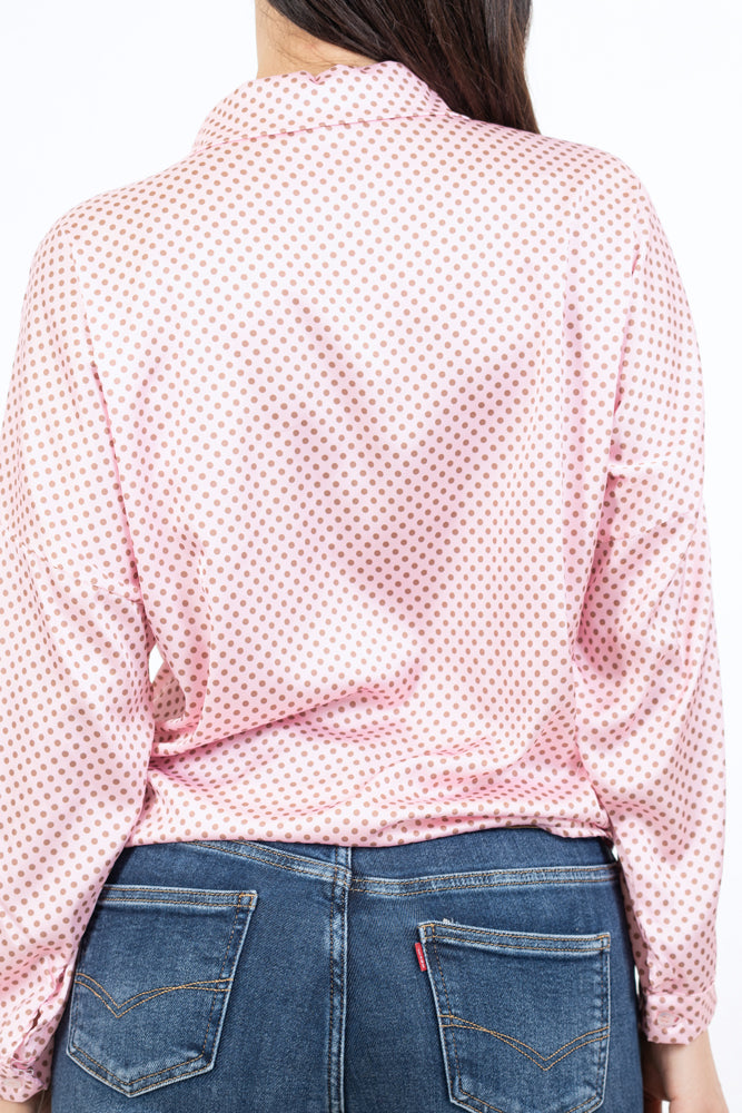 modella indossando Camicia in raso a pois con colletto classico e scollo a V colore