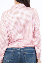 modella indossando Camicia in raso a pois con colletto classico e scollo a V colore