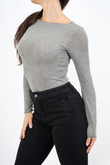 modella indossando Maglia basic girocollo in viscosa elasticizzata con filo laminato colore