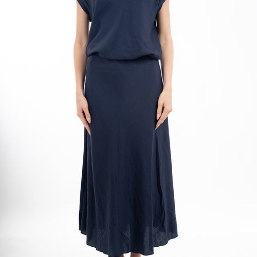modella indossando Completo donna maglia con scollo morbido e gonna svasata in viscosa colore Blu Unica
