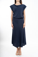 modella indossando Completo donna maglia con scollo morbido e gonna svasata in viscosa colore Blu Unica