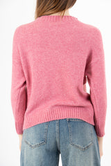 modella indossando Maglione girocollo “No vabbè” in misto lana ricamato colore