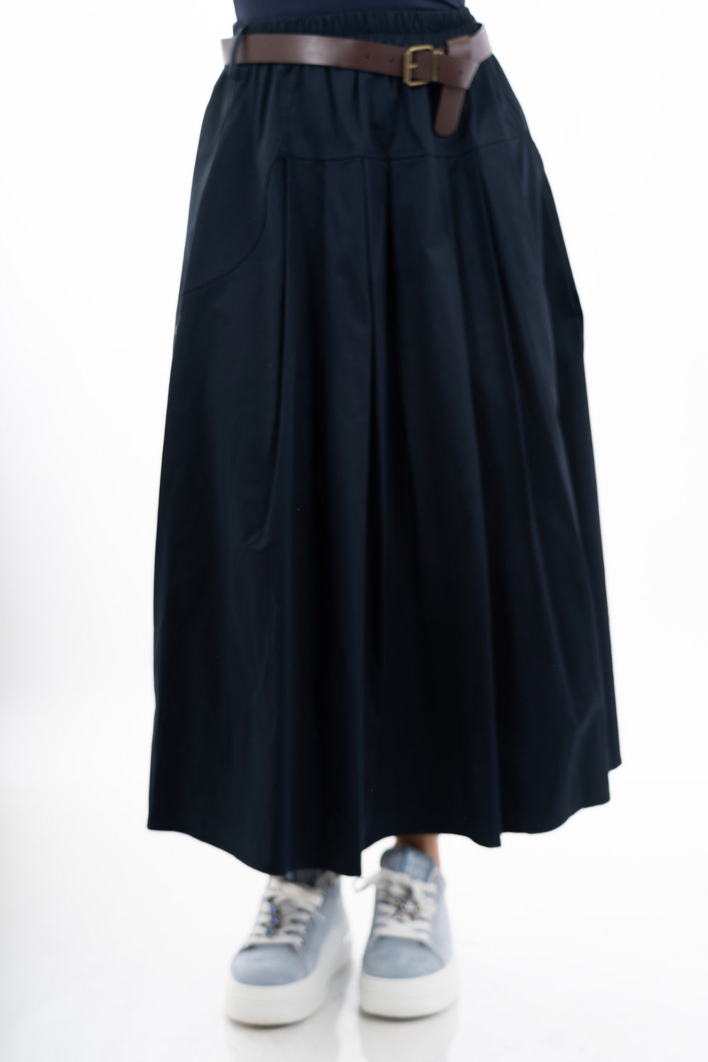 modella indossando Gonna midi con baschina e pieghe in cotone elasticizzato con cintura colore Blu Unica