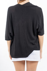 modella indossando Cardigan leggero in maglia con manica pipistrello e linea morbida colore